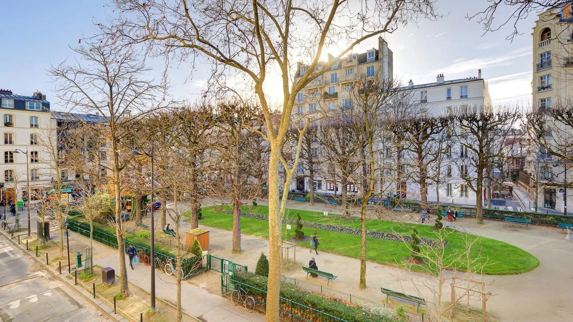 Lumineux Place Du Commerce Paris France